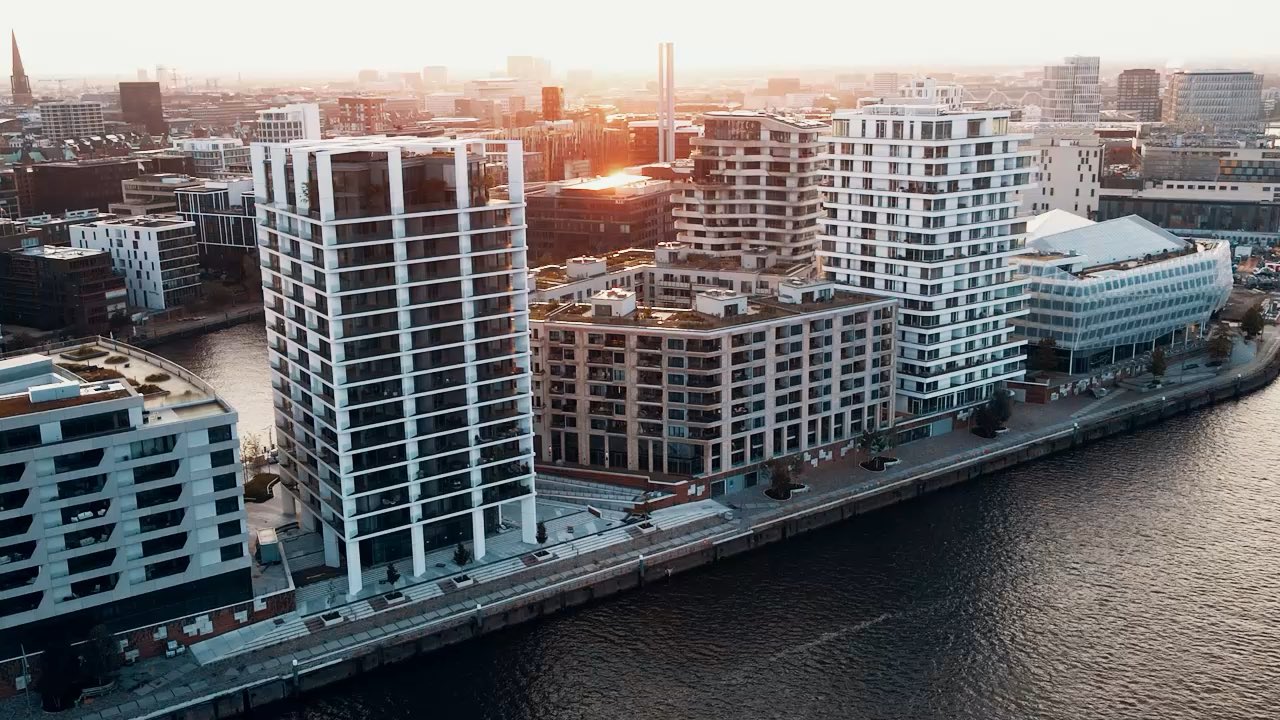 Kitaro – Bannervideo, Luftaufnahme der Hamburger Hafencity bei Sonnenuntergang